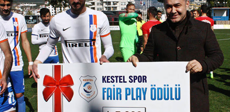 Centilmen futbolcu aldığı ödülü Mehmetçik Vakfı’na bağışladı