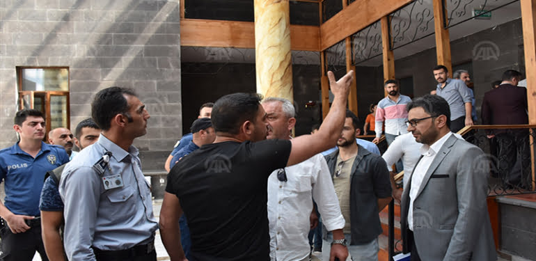 Esnafla belediye görevlileri arasında arbede çıktı
