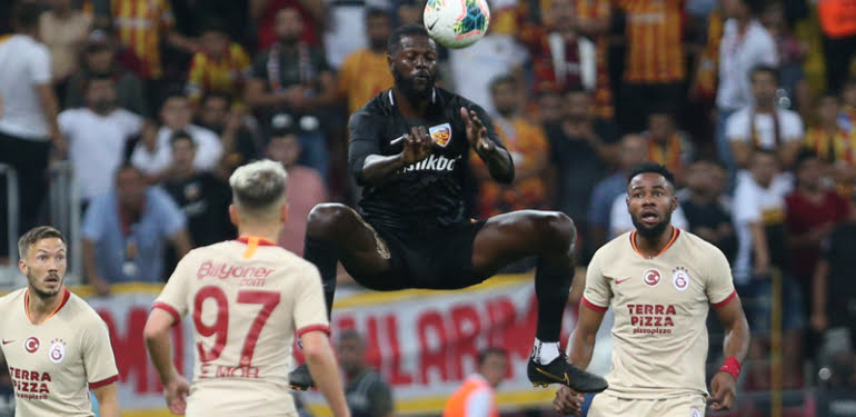 Galatasaray olaylı maçta 3 puanı aldı: Kayserispor – Galatasaray 2-3