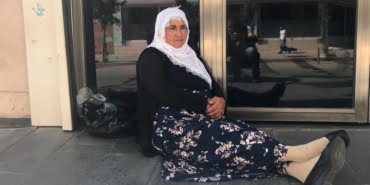 HDP'lilerce terör örgütüne katılım sağlayan çocukları için oturma eylemi başlattılar