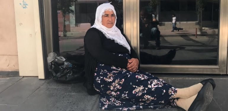 HDP'lilerce terör örgütüne katılım sağlayan çocukları için oturma eylemi başlattılar