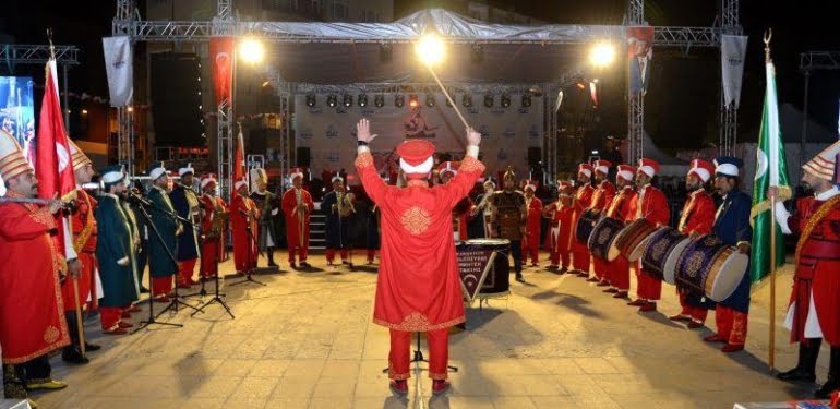 VİDEO- Neşet Ertaş mehterle çalınırsa…