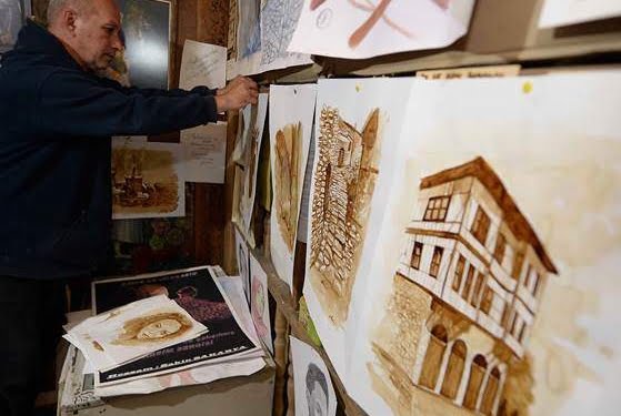 Resimlerinde boya yerine ‘kahve’ kullanıyor