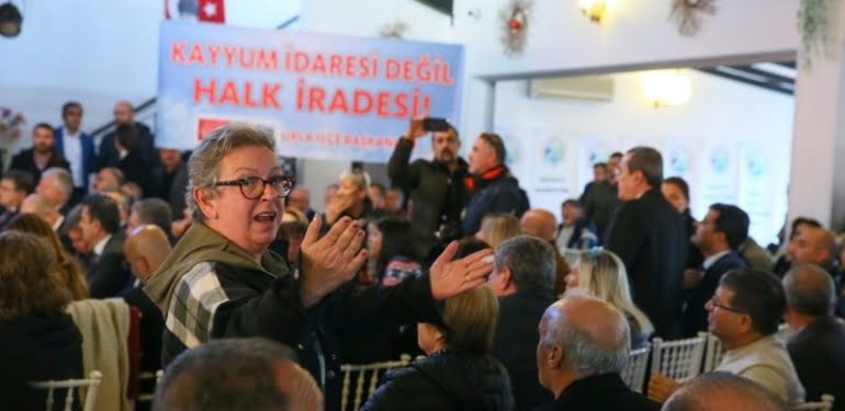 VİDEO- CHP’nin Buca toplantısı karıştı: FETÖ’cü olduğunu bile bile…