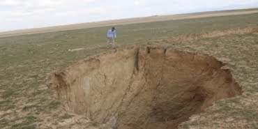 Konya Karapınar'da 35 metre çapında 15 metre derinliğinde yeni obruk