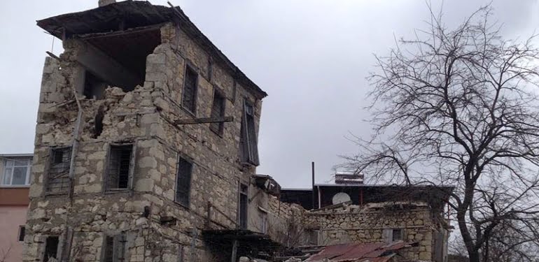 Bu utanç Mersin’e de Türkiye’ye de yeter! 23 Nisan’ın bayram olmasını sağlayan vekilin evi yıkıldı yıkılacak