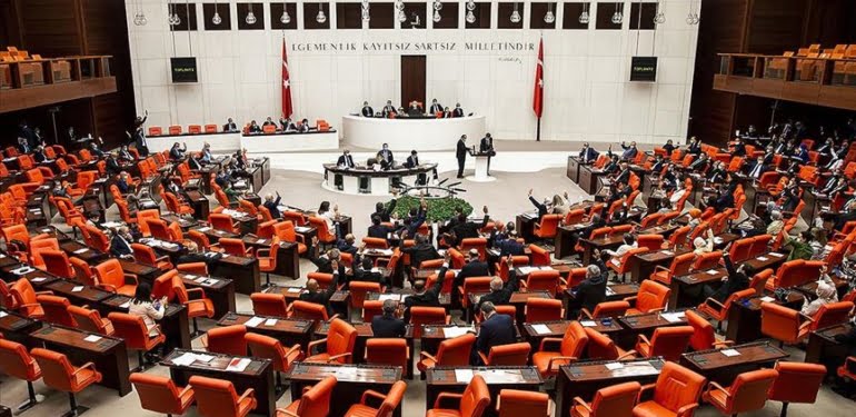 Bu neyin tiyatrosu… Olmayan yasayı oybirliğiyle kaldırmışlar!