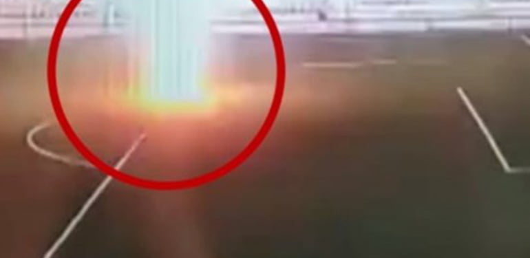 Rus futbolcunun üzerine yıldırımın düşme anı kamerada