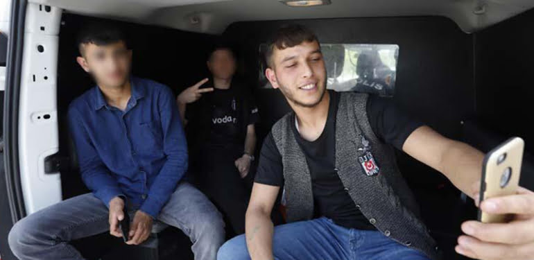 11 bin liralık cezadan sonra selfie çektiler