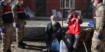 65-yasin-uzerindeki-ciftyardima-gelen-jandarmayi-turk-bayragiyla-karsiladi_3968_dhaphoto1