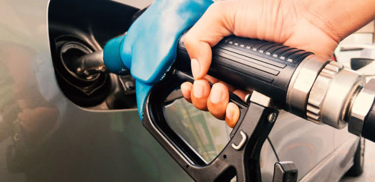 Benzine 15 kuruş zam yapıldı