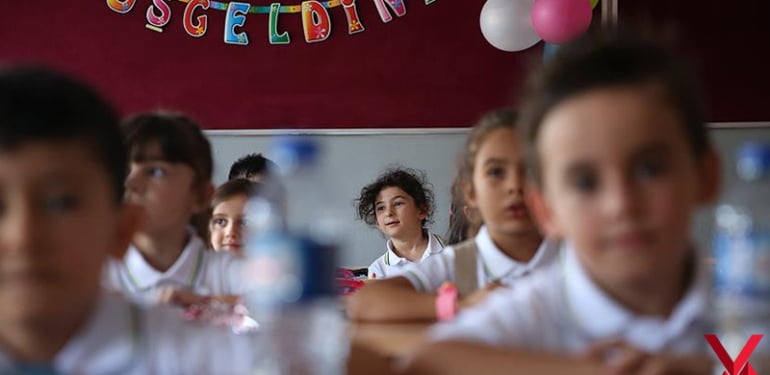 Baba sırtında okula giden çocuklar köprü istiyor