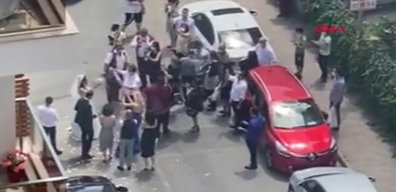 Düğün öncesinde sosyal mesafesiz eğlence