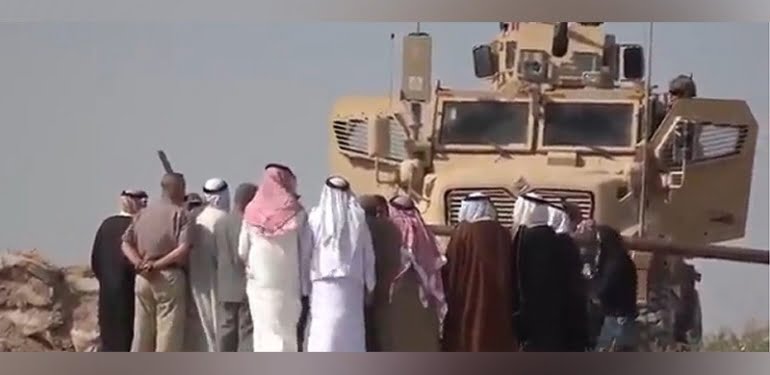 VİDEO- ‘Gitmeyin’ diye Amerikan askerlerinin önünü kestiler