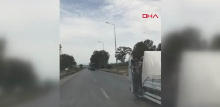 Seyir halindeki araçta ölümle dans