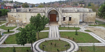 Tarih boyunca birçok medeniyete ev sahipliği yapan Adana'da, 1