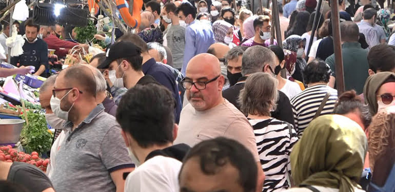 Sosyal mesafe kuralı hiçe sayıldı… Avcılar’da akıl almaz yoğunluk…