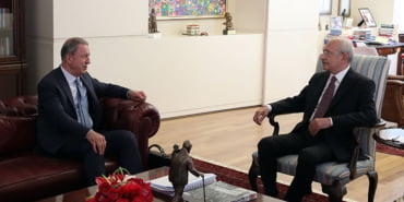 Milli Savunma Bakanı Hulusi Akar (solda), CHP Genel Merkezi'nde