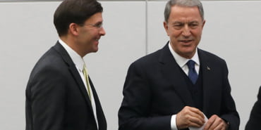 Milli Savunma Bakanı Hulusi Akar (sağda), NATO Savunma Bakanla