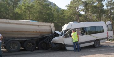 akkuyu-nukleer-santrali-nde-calismak-icin-gelen-rus-muhendisleri-tasiyan-minibus-kaza-yapti
