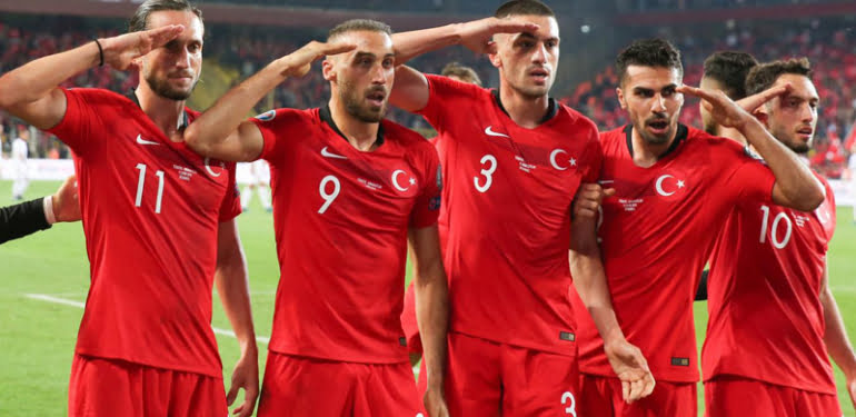 Alman Bild Türk kökenli futbolcuları hedef aldı: Konu asker selamı!