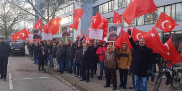 alman-polisinin-oldurdugu-turk-vatandasi-icin-protesto-1