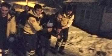 ambulans-dar-sokaga-giremeyince-yaraliyi-sirtinda-tasidi_6358_dhaphoto1