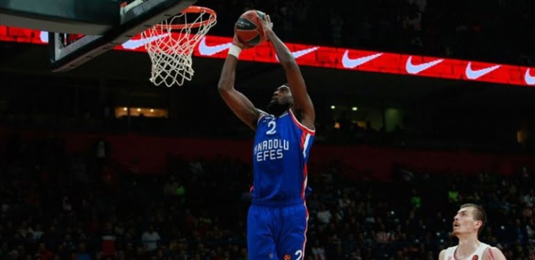Anadolu Efes, Avrupa Ligi’nde zirveyi bırakmıyor