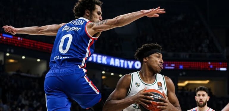 Anadolu Efes, play-off’u rekorla garantiledi