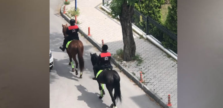 Atlı polisler Ankara sokaklarında