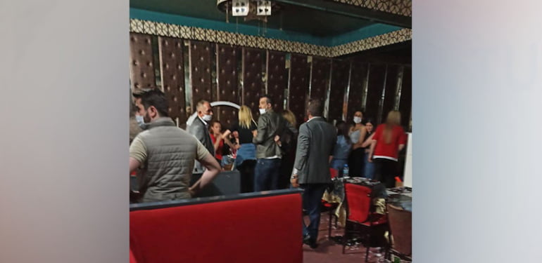 Eğlence merkezine baskında 36 kişiye korona cezası