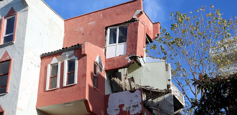 Kirası uygun diye tuttuğu ev başına yıkıldı!
