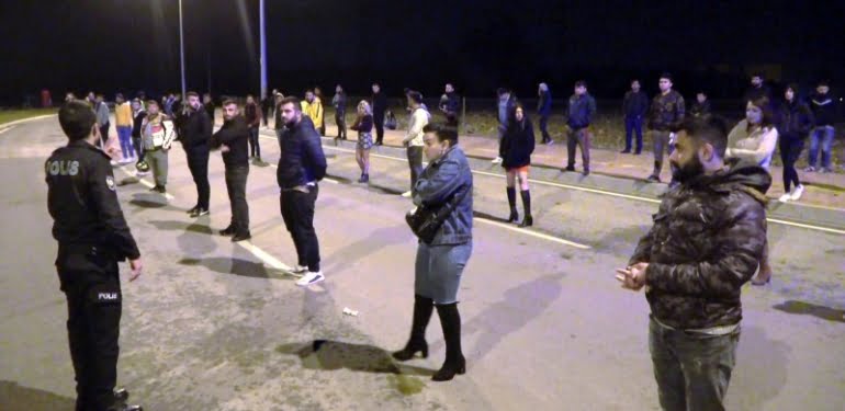 Türkiye’den pes dedirten görüntüler…  Yol ortasında dansözlü parti!