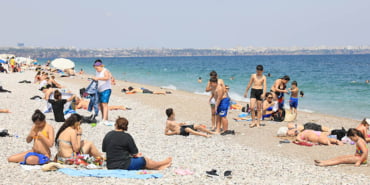 antalyada-maske-ve-fiziki-mesafe-unutuldu_5344_dhaphoto1