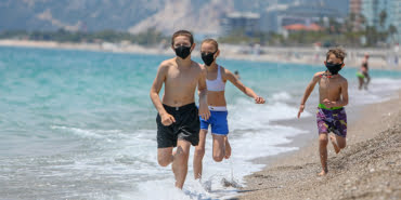 antalyada-tatilciler-maskeyle-guneslendi_7070_dhaphoto6