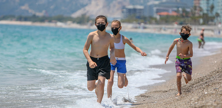 antalyada-tatilciler-maskeyle-guneslendi_7070_dhaphoto6