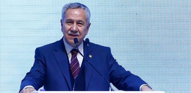 AKP’li yazardan çok sert yazı: Arınç AKP’de hizbin yolunu açtı!