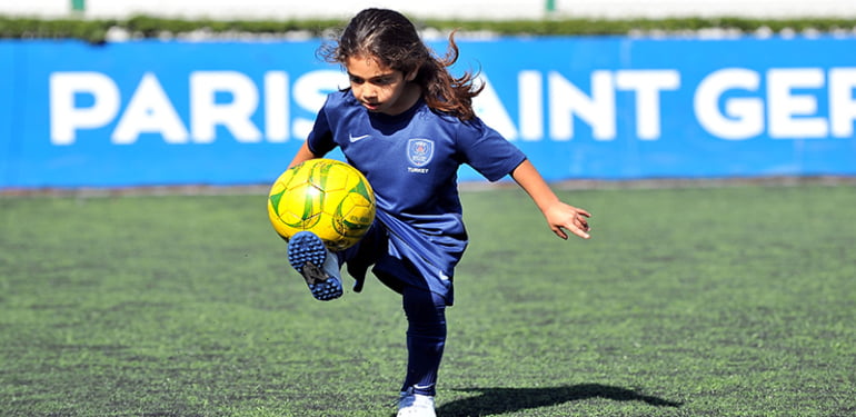 Sosyal medya fenomeni 5 yaşındaki İranlı futbolcu Arat