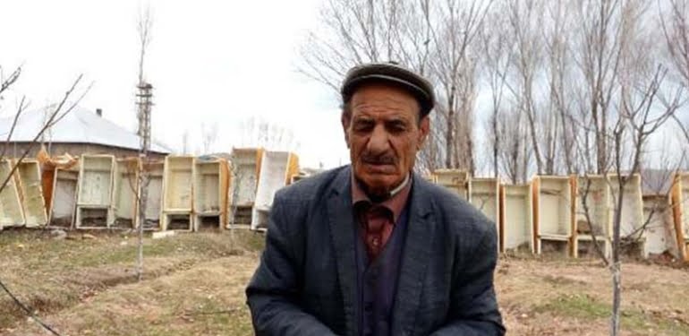 Atık buzdolaplarından bahçesine duvar ördü