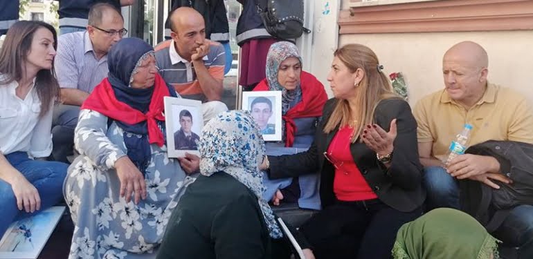 Sendikanın ‘Diyarbakır Anneleri’ ihraçları sürüyor! Desteğe giden iki öğretmene daha ihraç kararı