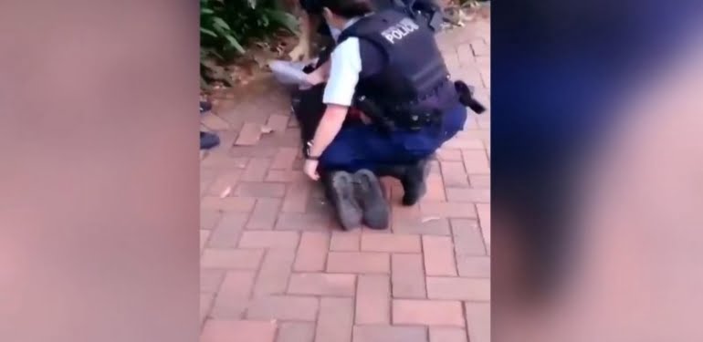 Avustralya’da polis 17 yaşındaki siyahi genci böyle gözaltına aldı