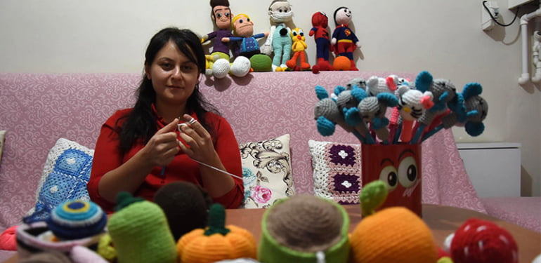 Ayşe hemşire, ördüğü bez bebeklerle çocukları sevindiriyor
