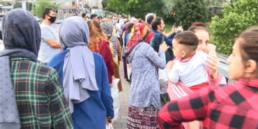 bagcilarda-intihar-girisimini-seyreden-kalabalik-sosyal-mesafe-kuralini-unuttu_8308_dhaphoto2