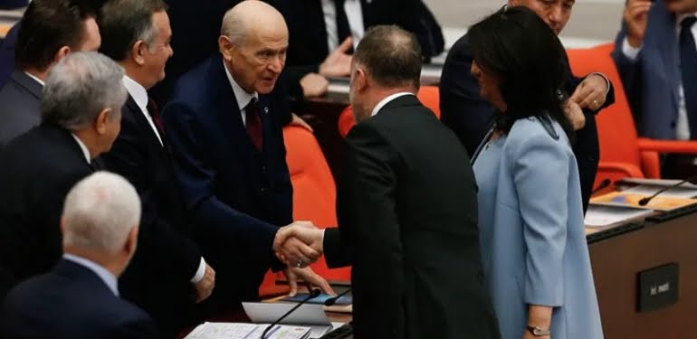 Devlet Bahçeli TBMM’de HDP’li Pervin Buldan ve Sezai Temelli’yle tokalaştı