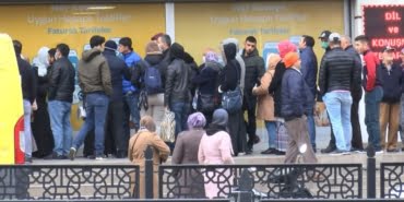 banka-ve-ptt-kuyrugunda-ne-sosyal-mesafe-ne-de-65-yas-kuralina-uydular_6684_dhaphoto4-e1584967398446