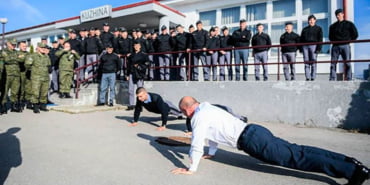 basbakan-genc-subaylara-tas-cikardi