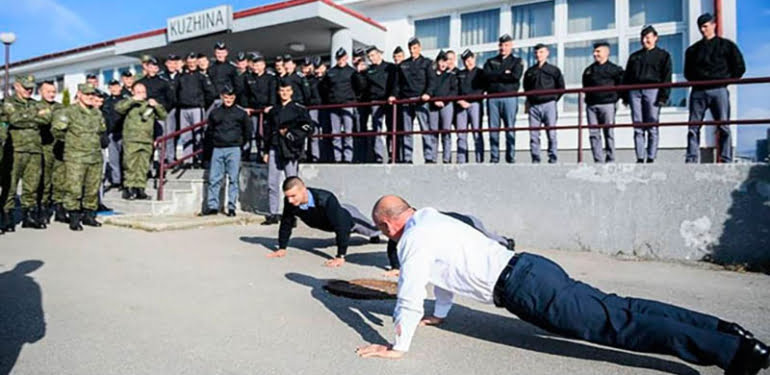 basbakan-genc-subaylara-tas-cikardi