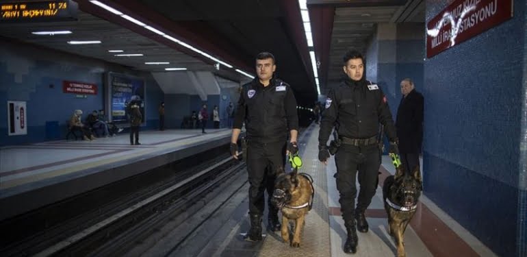 Başkent metrosunun ‘sevimli’ güvenlikçileri