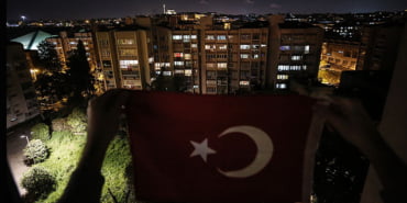 İstanbul'un Fatih ilçesinde vatandaşlar, yeni tip koronavirü