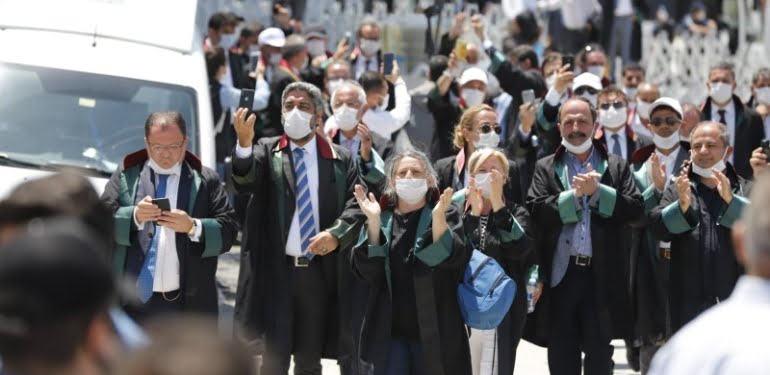 Barikatlar kalktı… Baro başkanları yürüdü